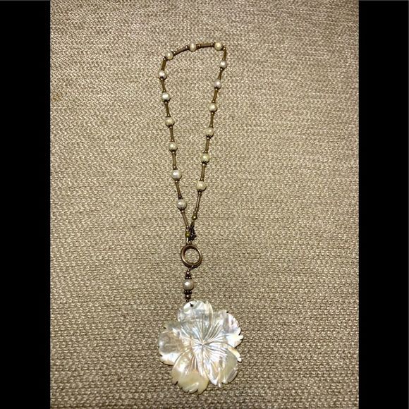 Beautiful freshwater pearl necklace with sterling silver accents - Picture 2 of 7